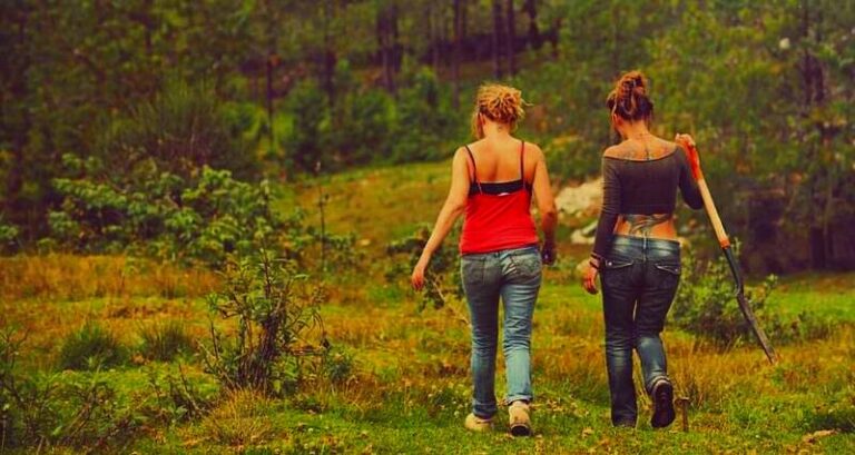 2 girls walking gaia sagrada b 768x409