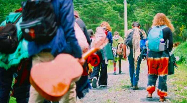 group walk guitar gaia sagrada b 768x425